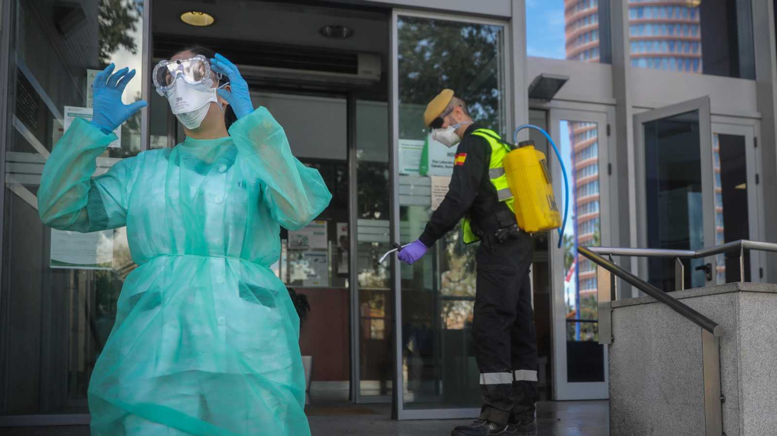 Militares de la UME realizan labores de desinfección en un centro de salud