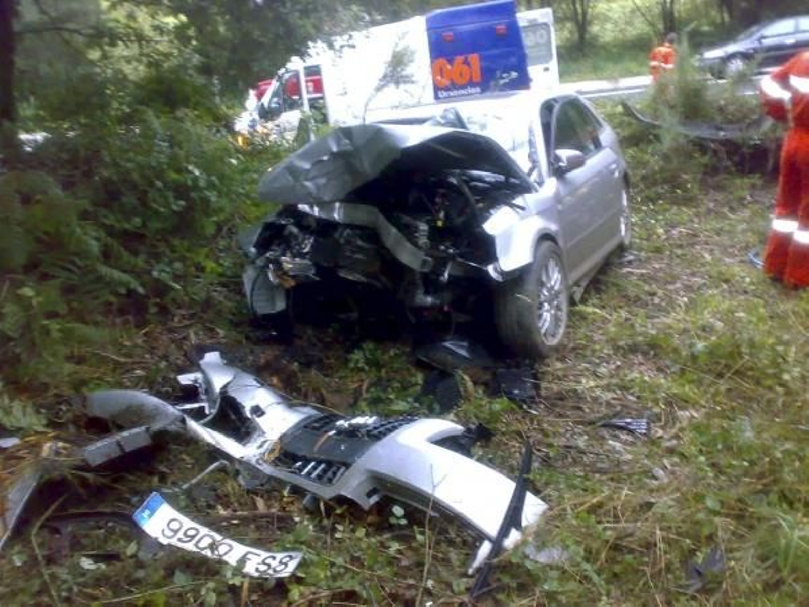 Estado en el que quedó un coche tras un accidente mortal ocurrido en la localidad de Melide (Foto: EFE)