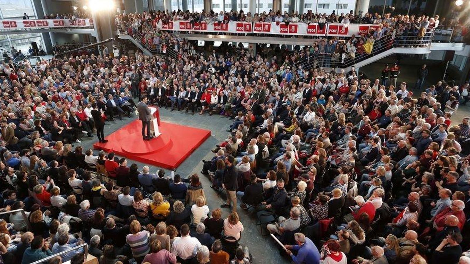 Un abarrotado Auditorio Mar de Vigo se quedó pequeño para albergar a todas las personas que querían asistir al mitin de Pedro Sánchez.