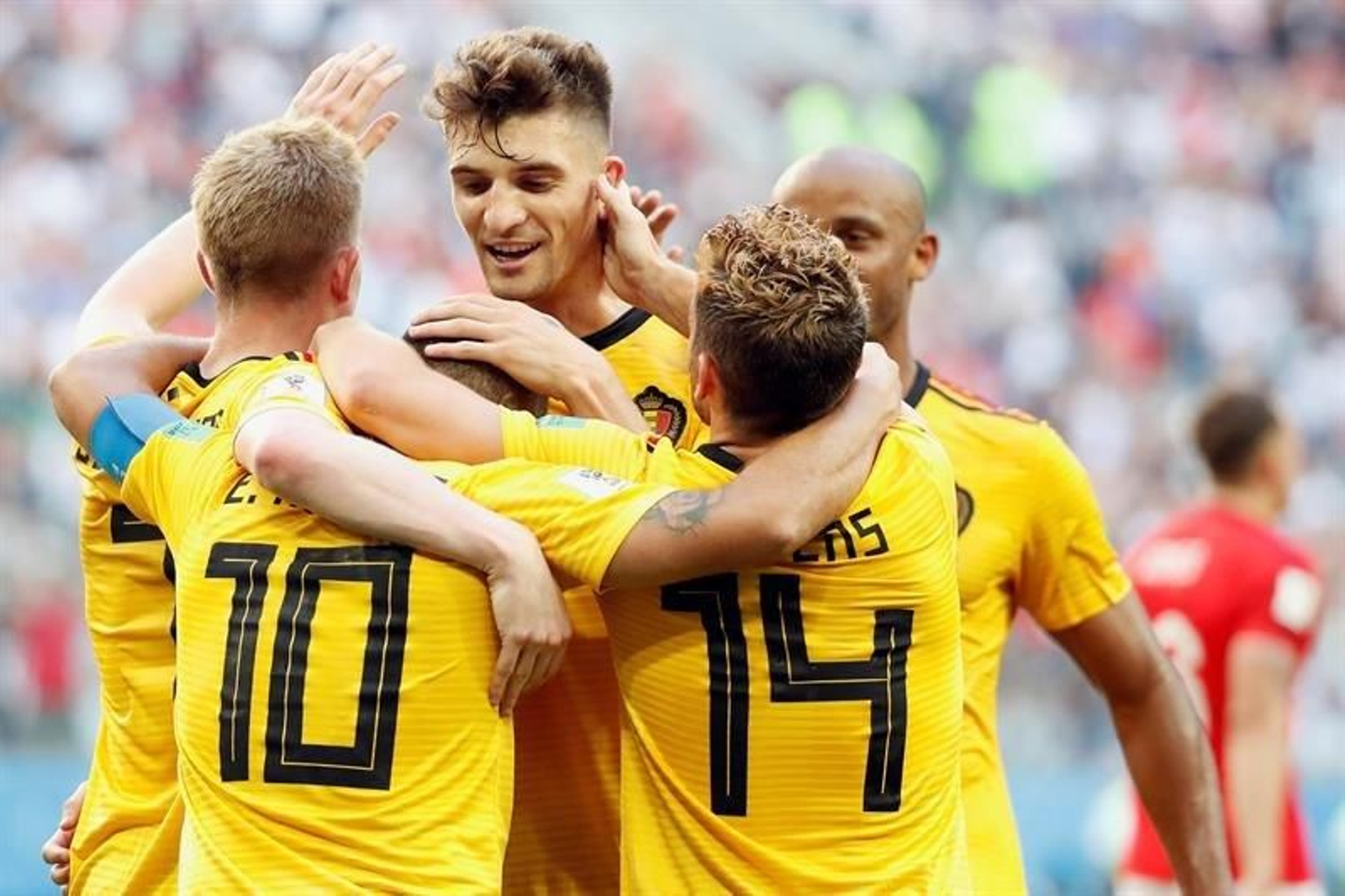 El centrocampista belga Eden Hazard celebra con sus compañeros el segundo gol de Bélgica durante el partido