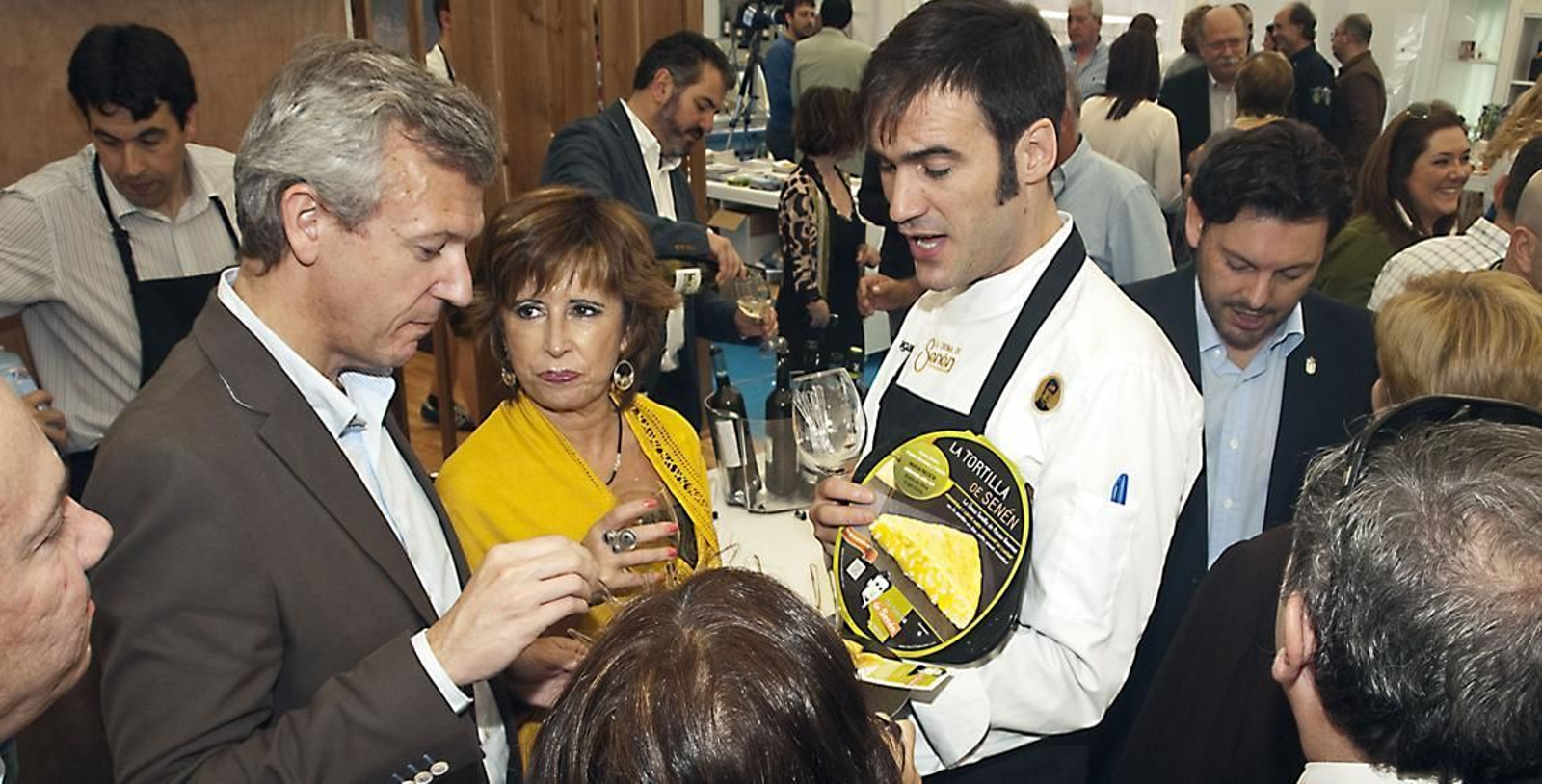 Senín González enseña su tortilla de patatas a Alfonso Rueda, en el Día de Galicia en Euskadi, 2014.