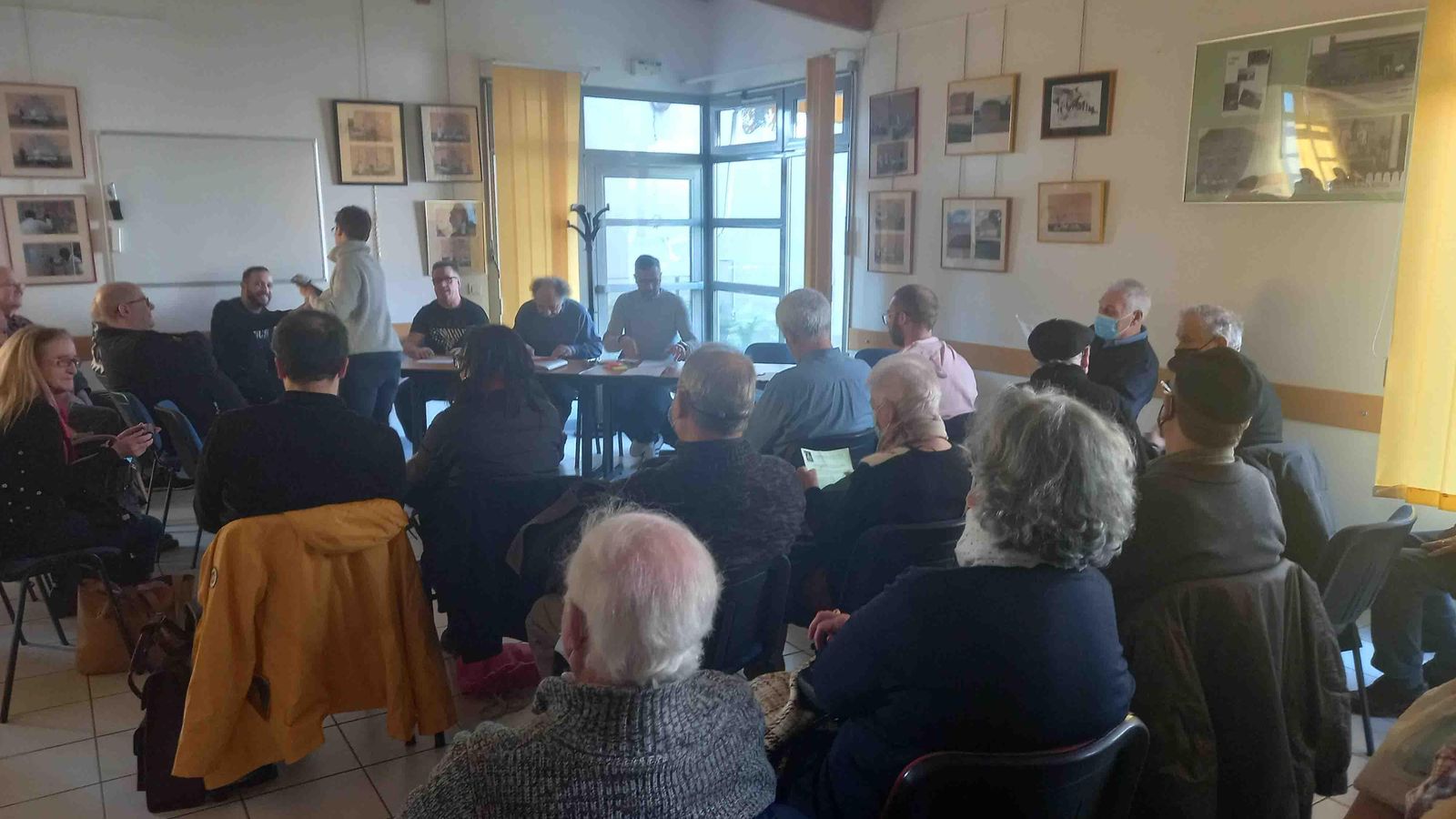 Asamblea en la Casa de España de la región Parisina