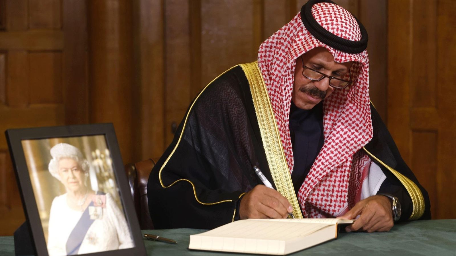 El emir de Kuwait firmando en el libro de condolencias, con motivo del fallecimiento de la reina Isabel II