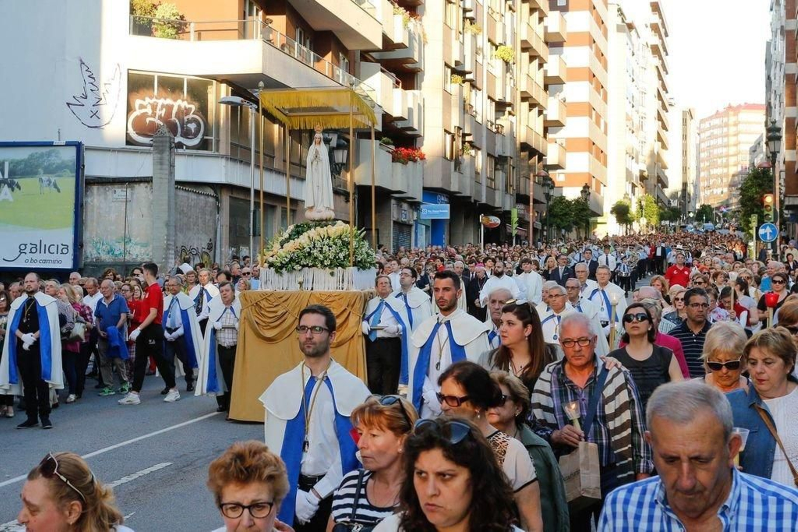 Como es tradicional, la imagen de la Virgen de Fátima salió de la iglesia para un recorrido por las calles del entorno, acompañada de los fieles, muchos de ellos con un nexo especial.