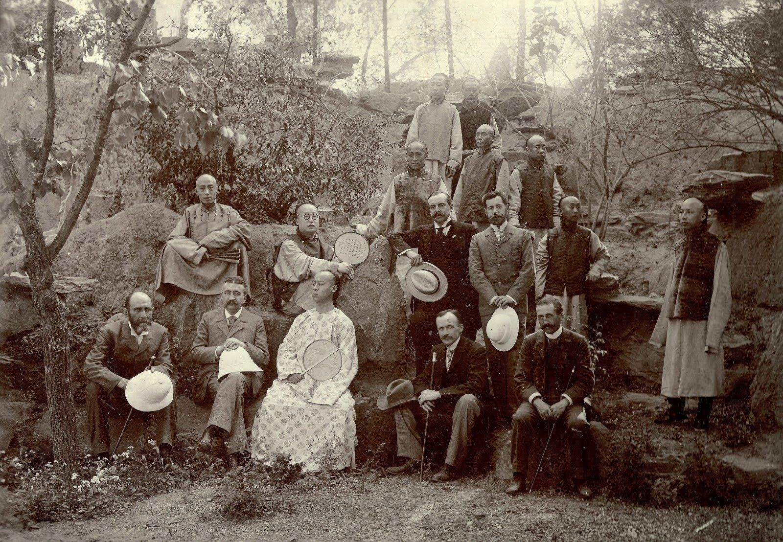 Bernardo Cólogan, sentado último la izquierda