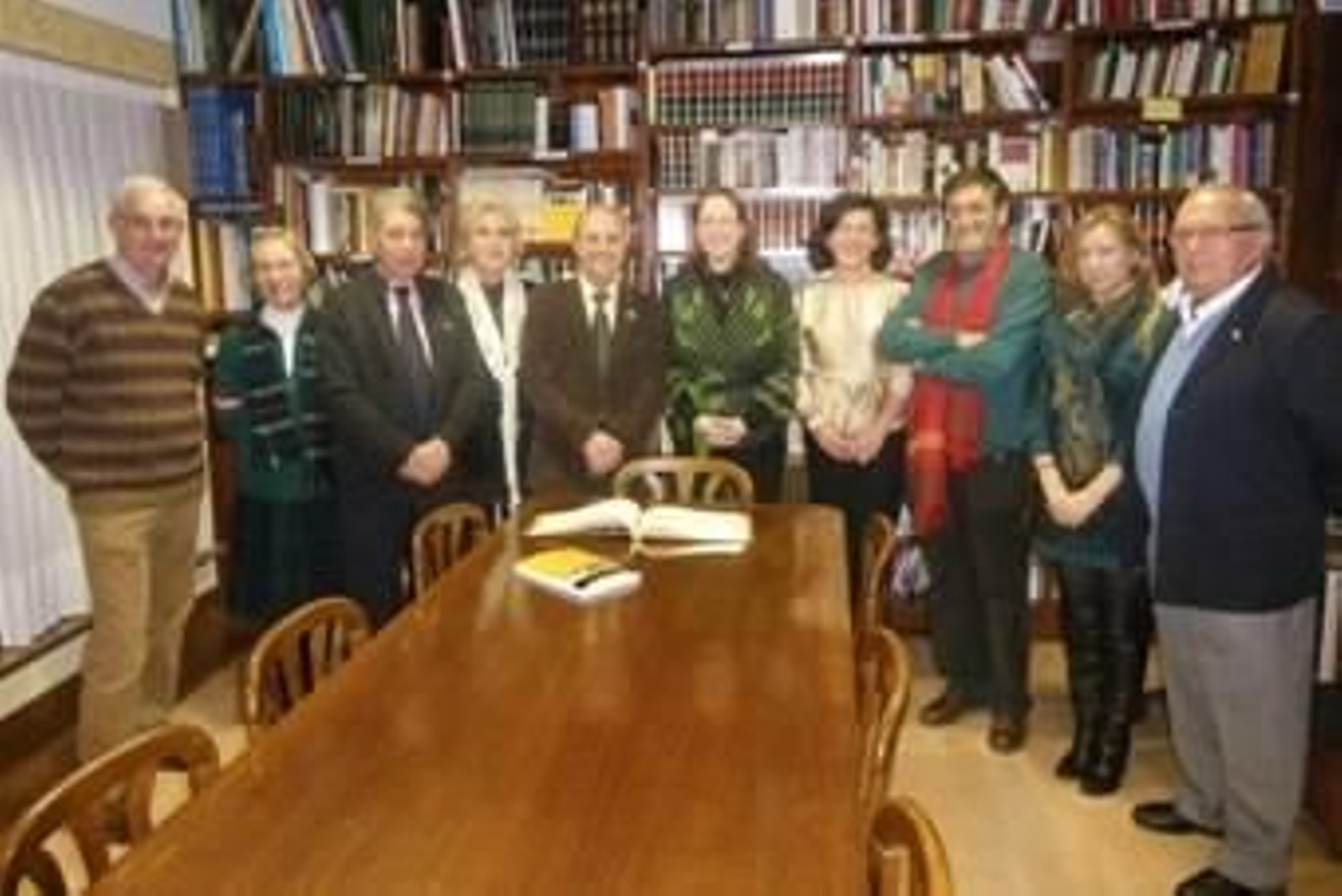 Leticia Díaz con integrantes del Centro Gallego y de AFAC. (FOTO: Gabinete de Prensa).