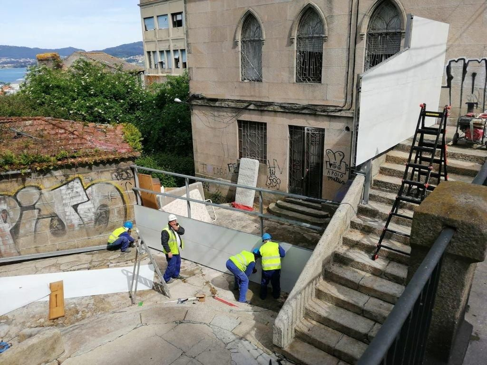 Trabajando ayer en levantar vallas a lo largo de todo el perímetro del ámbito.