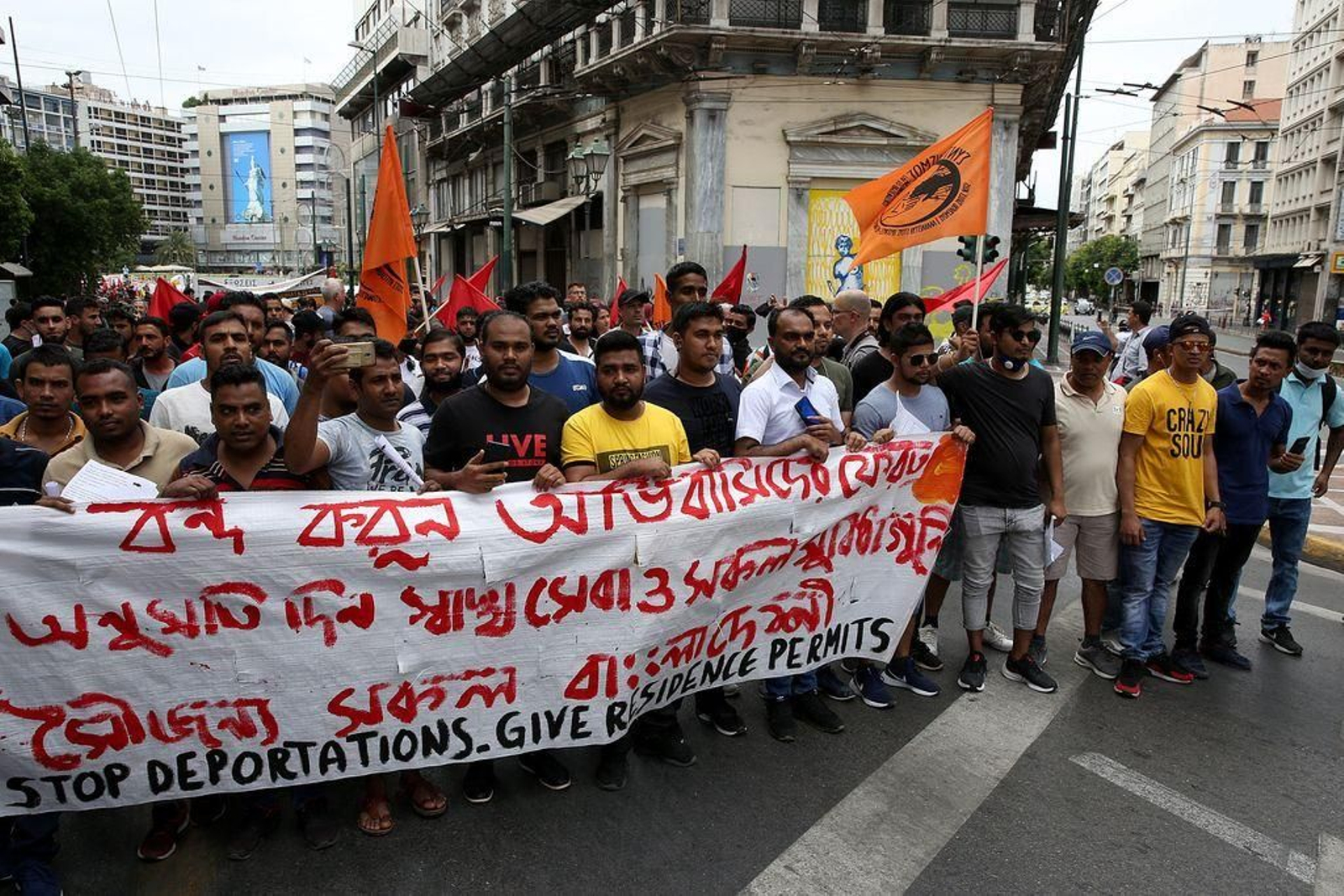 Refugiados de Bangladesh se manifiestan en Atenas contra las deportaciones del Gobierno griego.