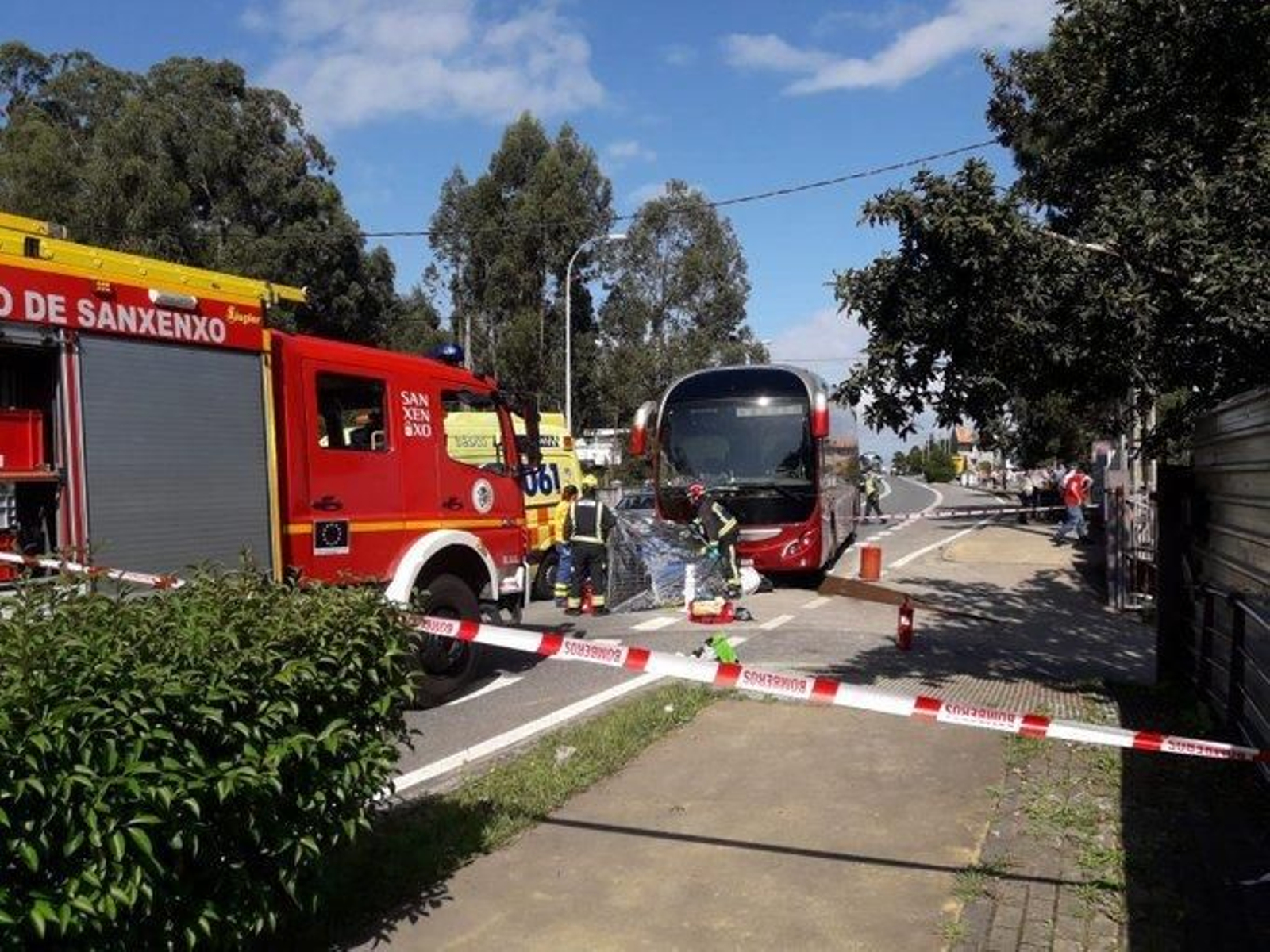 Lo servicios de emergencia en el lugar del siniestro//112Grove