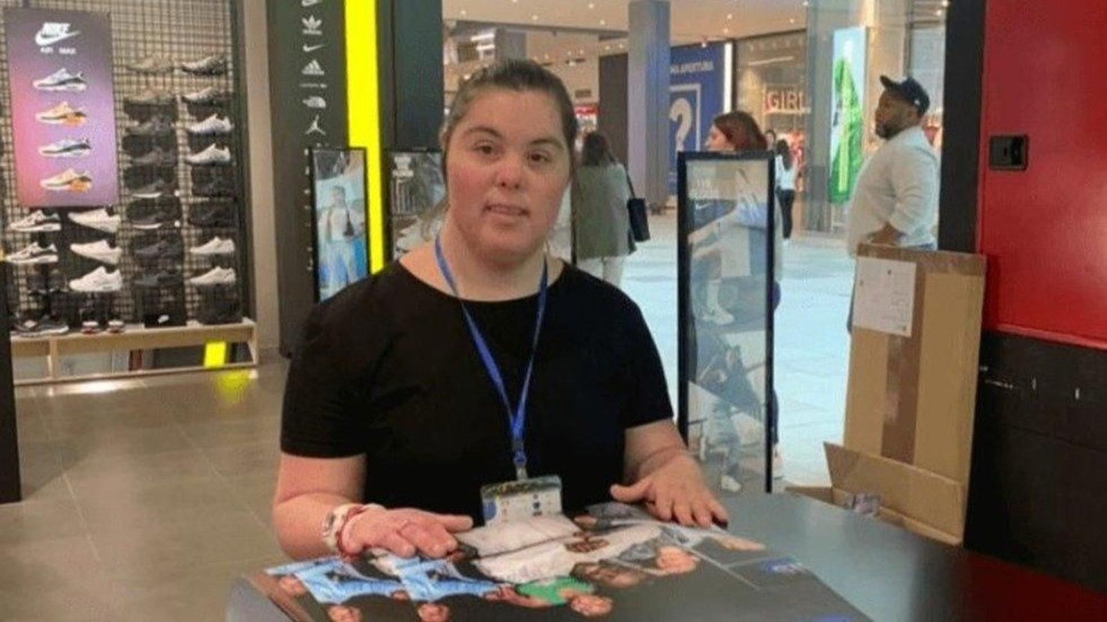 Una usuaria de Down Vigo en un curso de Servicios y Comercio.