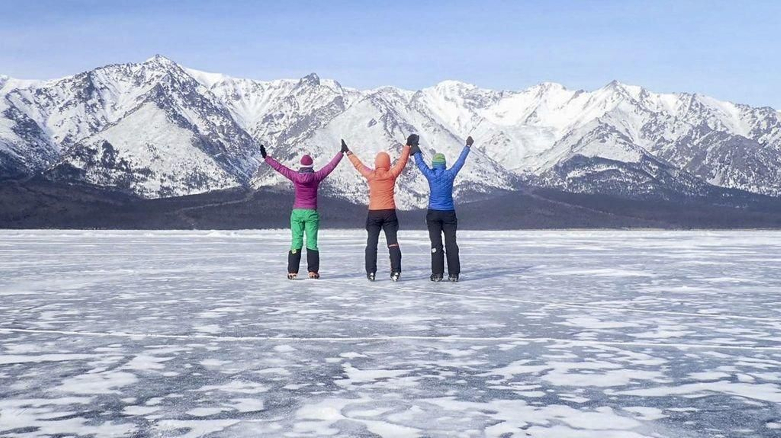 Chus Lago, Verónica Romero y Rocío García, celebrando ayer el final de la expedición en el Baikal.