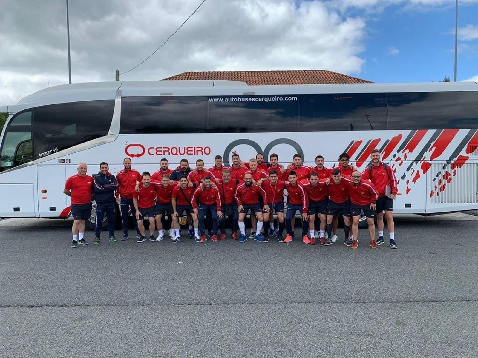 Sonrisas, convicción  y toneladas de ilusión en el autobús del Alondras