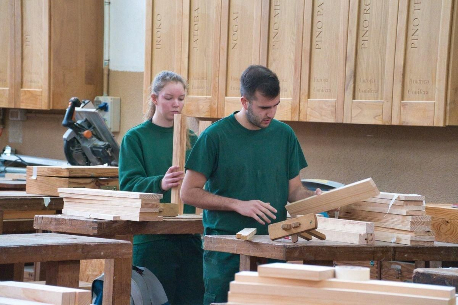 Alumnos trabajando en uno de los talleres de un centro de FP de Vigo.