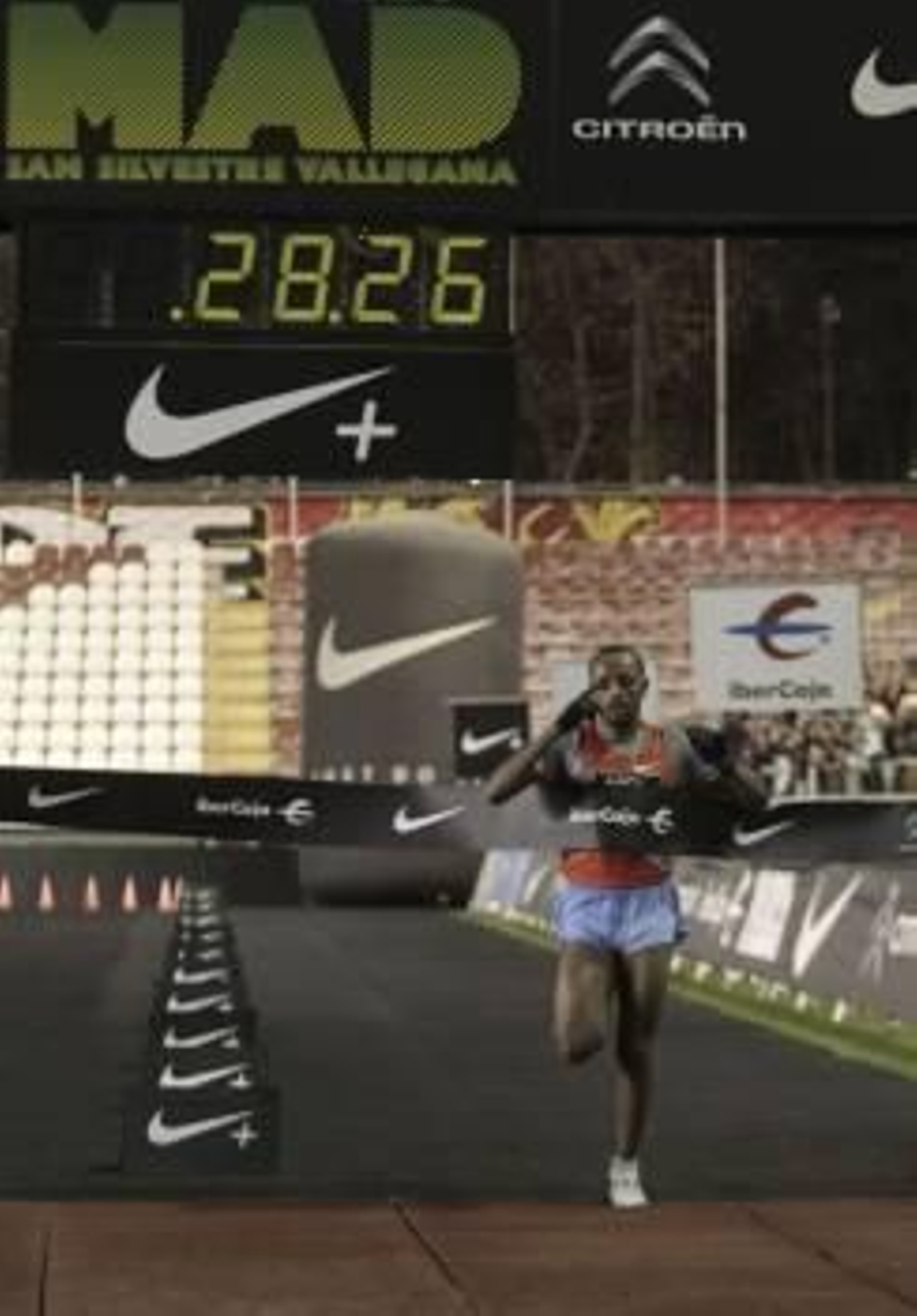 Bekele entra en meta.  (Foto: ALBERTO MARTÍN)