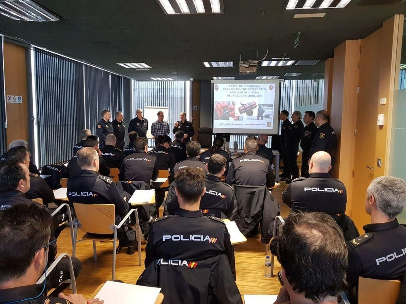 Los policías de Vigo se forman en búsqueda de explosivos