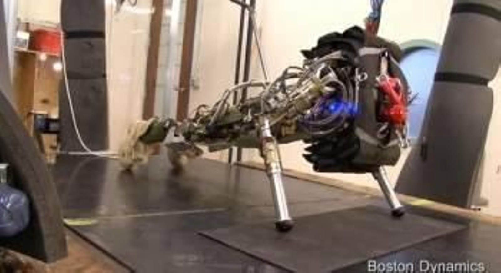 Uno de los modelos desarrollados para el Pentágono hace flexiones. (Foto: B.D)