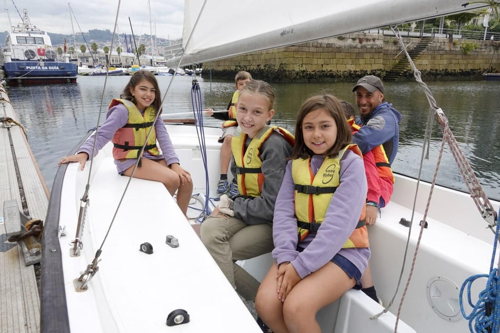 Los niños disfrutan de las actividades del campamento de verano // Vicente Alonso