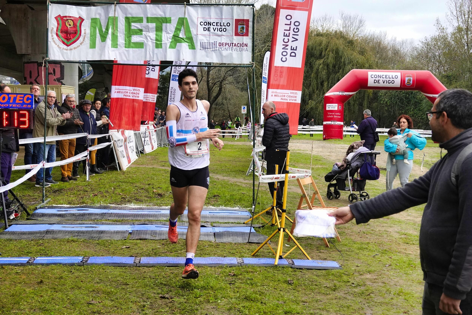 Llegada a meta de un corredor en el Memorial Belarmino Alonso de Cross.