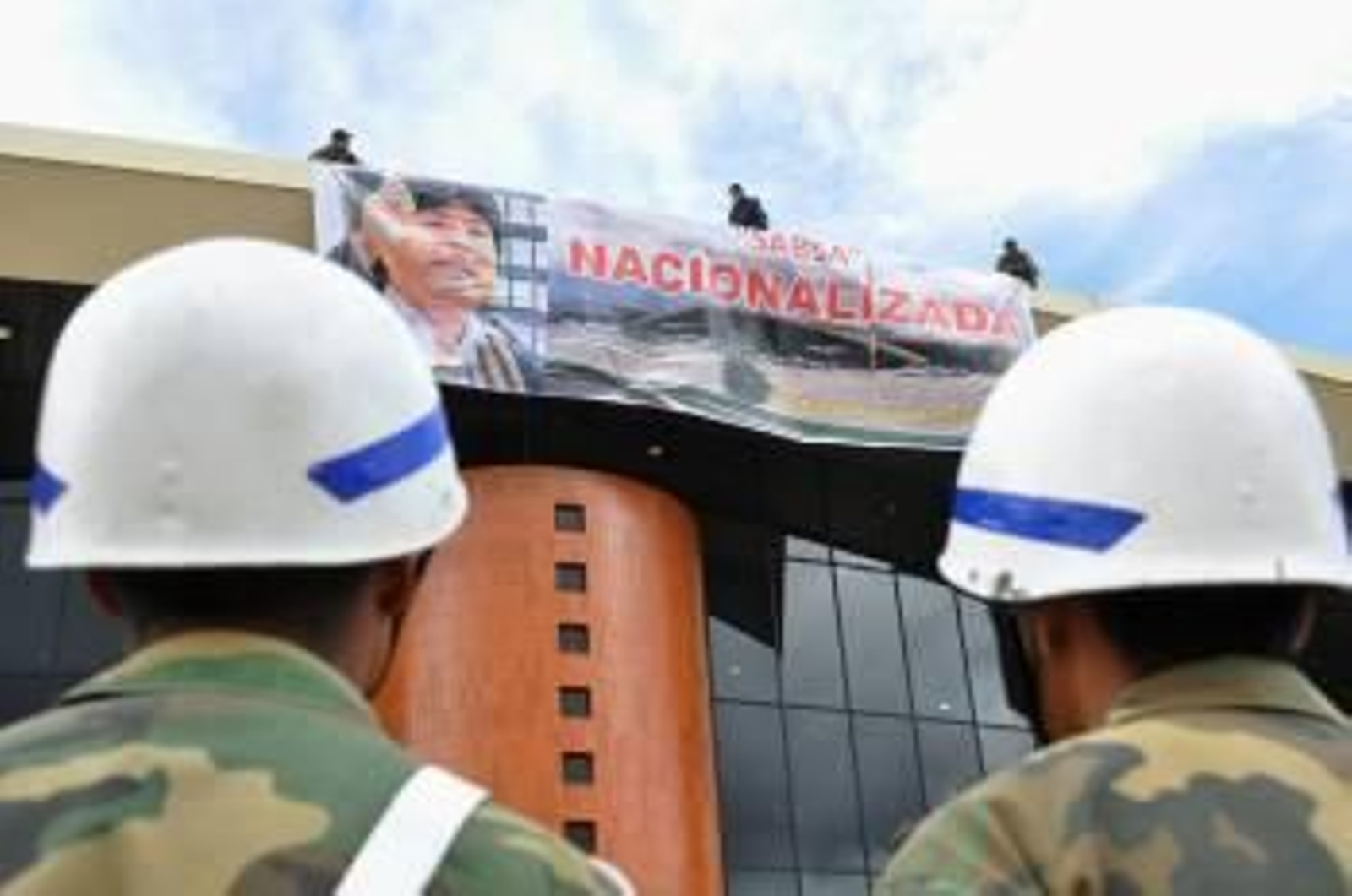 Un grupo de militares en las instalaciones el aeropuerto de Cochabamba, Bolivia. (Foto: JORGE ABREGO)