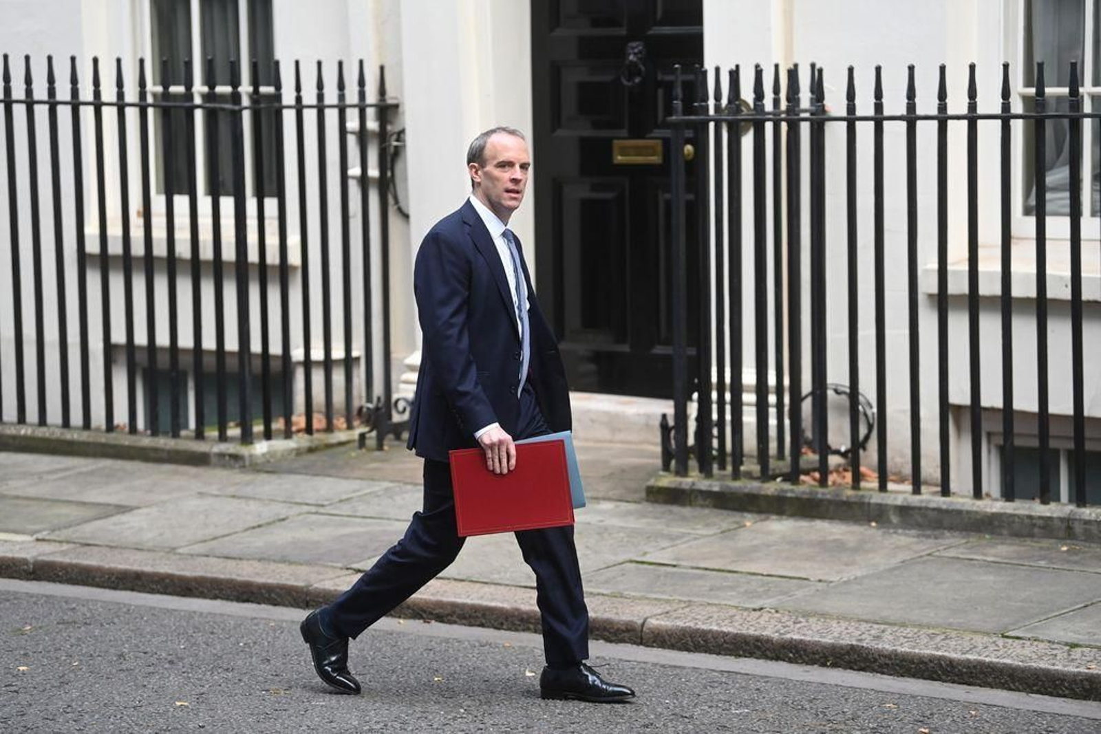 Dominic Raab, titular británico de Asuntos Exteriores, en el exterior del 10 de Downing Street.