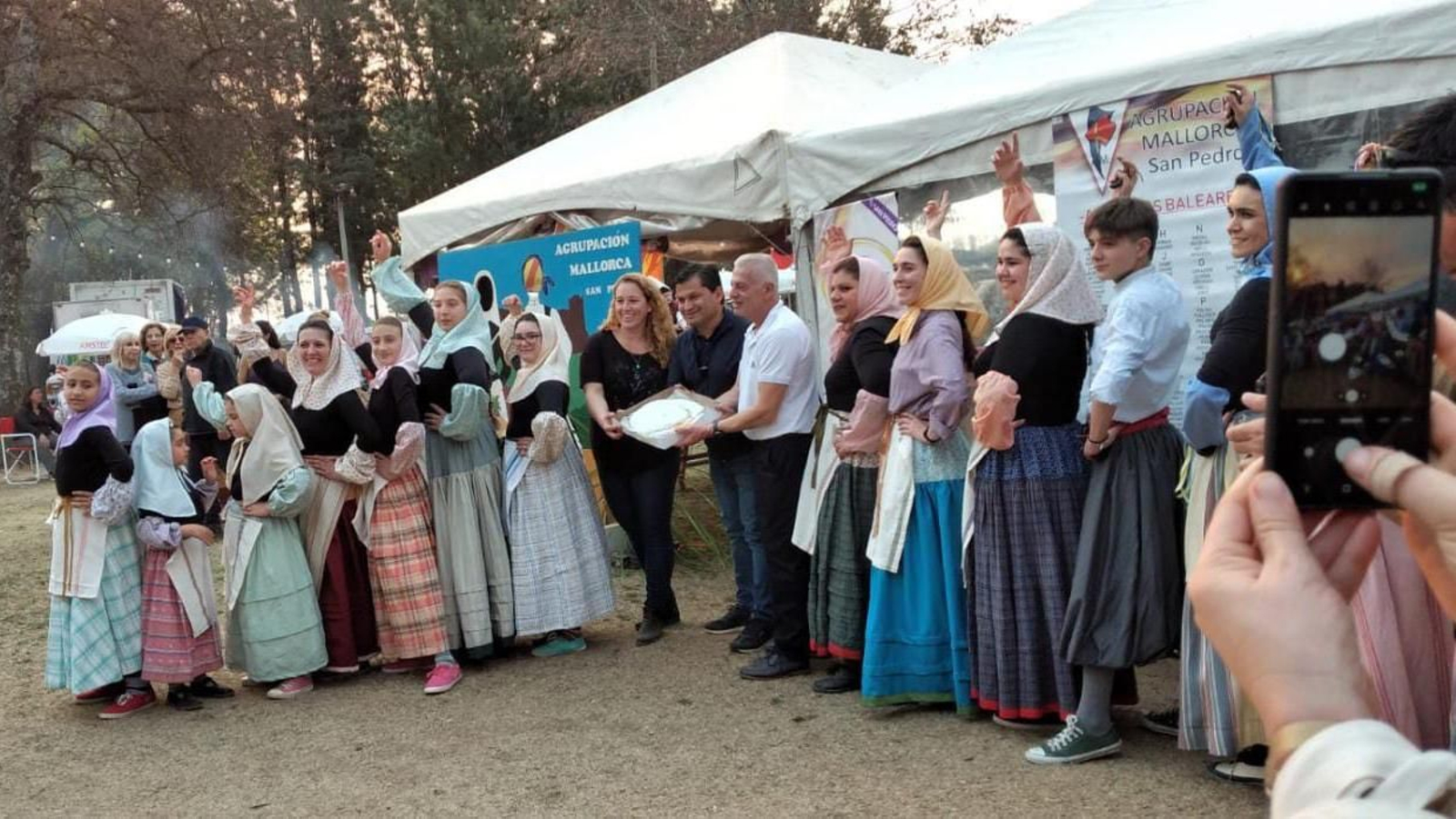 En la carpa a cargo de la Agrupación Mallorca se ofrecieron, además de la ensaimada, las comidas típicas de la isla, incluida la sobrassada