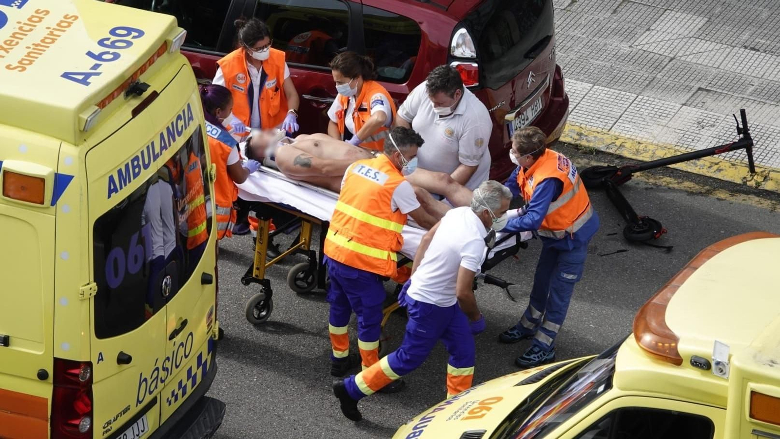 El conductor del patinete eléctrico se encuentra herido y fue trasladado a un centro médico de la ciudad // Vicente Alonso