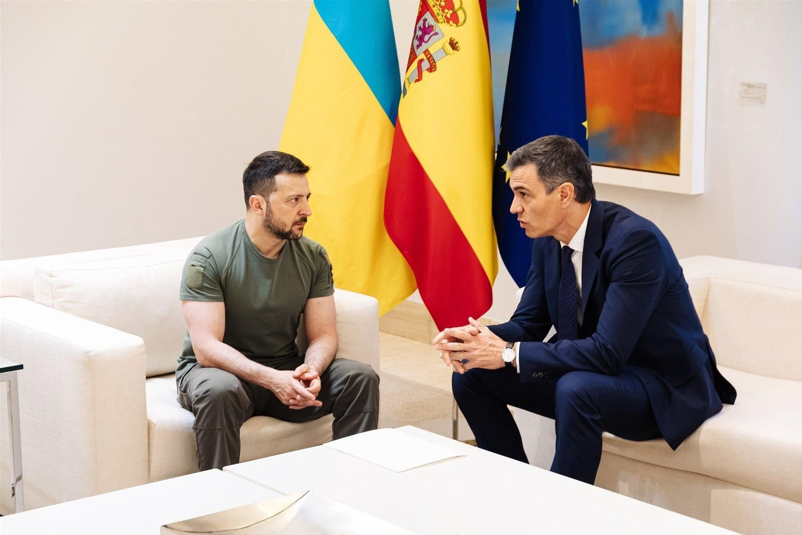 El presidente de Ucrania, Volodimir Zelenski (i) y el presidente del Gobierno, Pedro Sánchez (d), durante un encuentro en el Palacio de La Moncloa. // EP