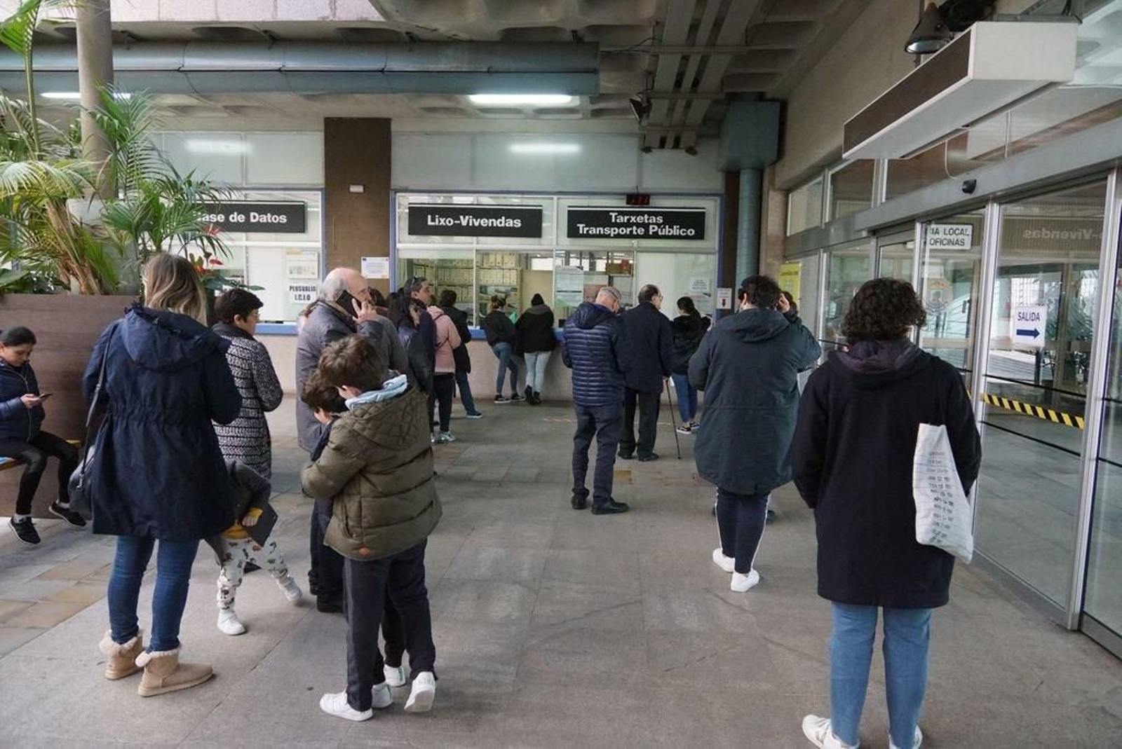 Vigueses ayer en la cola en la lonja del consistorio para pagar tasas de vivienda y renovar tarjetas de bus.