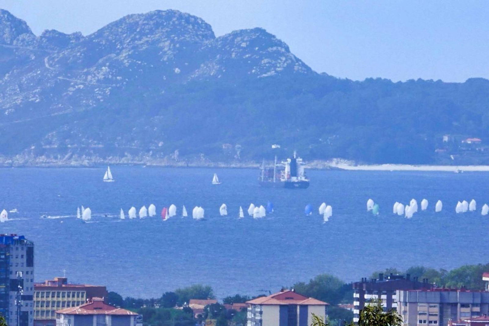 La regata de J80 volvió a adornar ayer la Ría de Vigo en una jornada despejada.