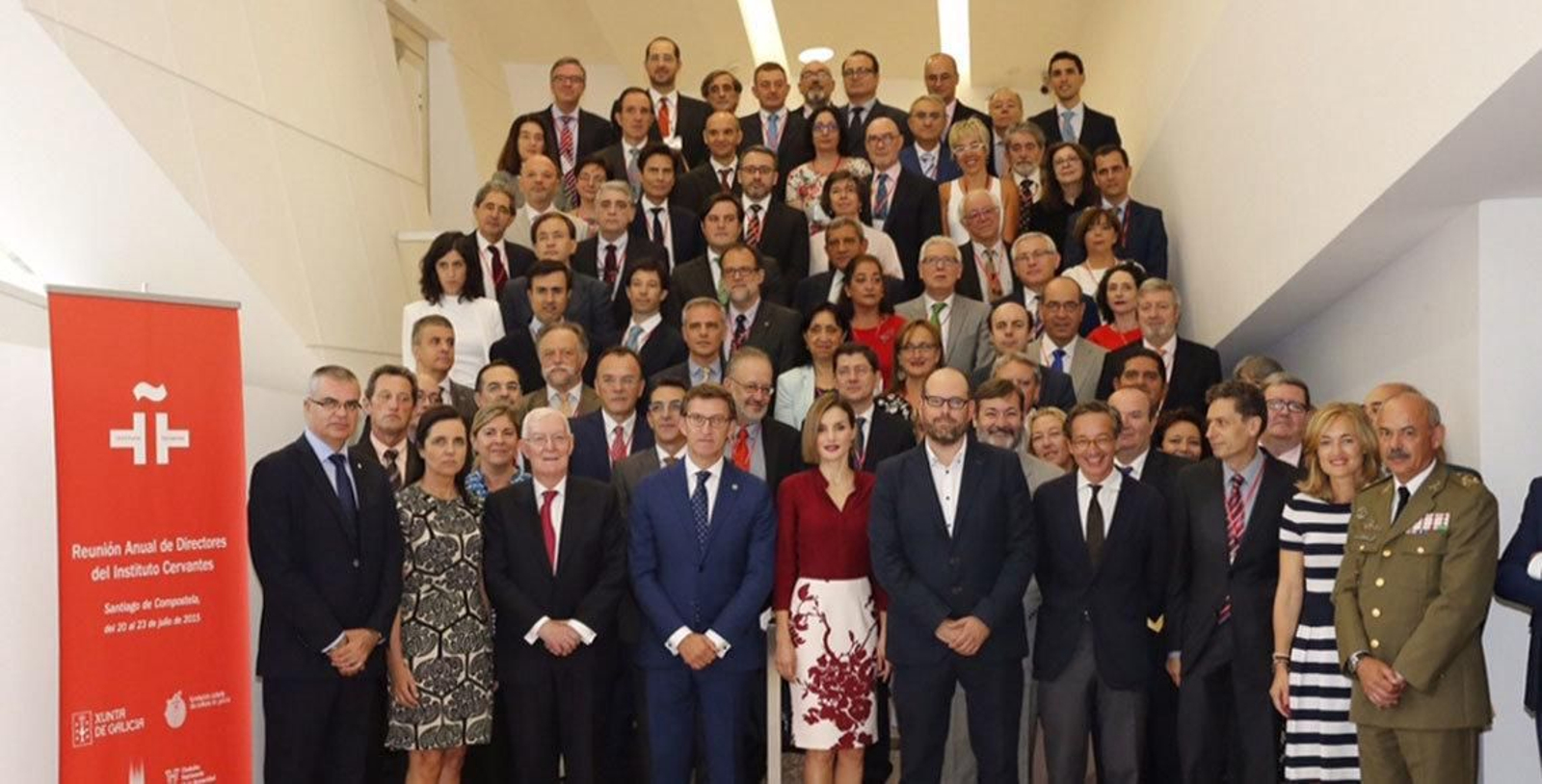 La Reina de España, Doña Letizia, con el presidente de la Xunta y los directores del Instituto Cervantes.