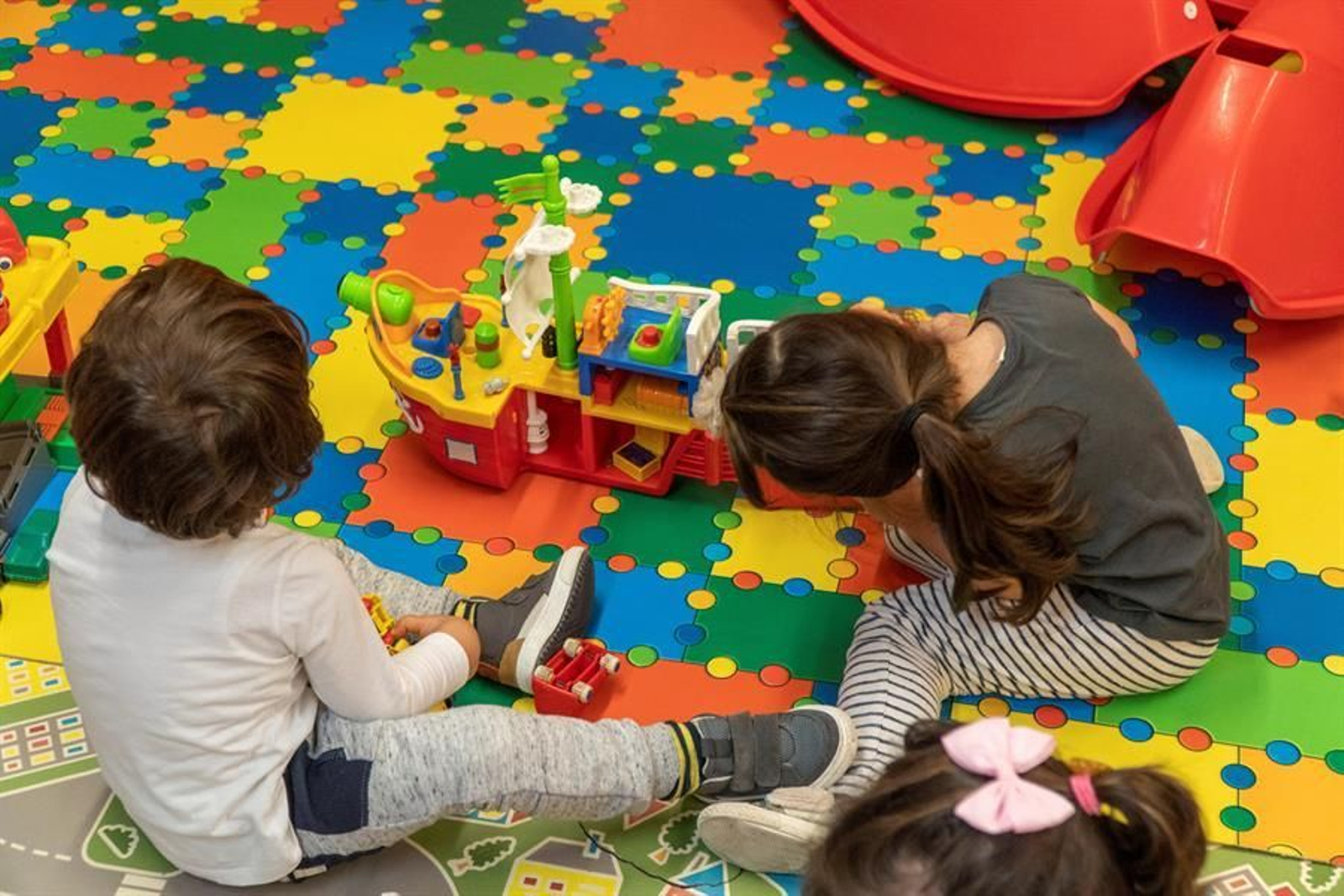 Dos niños juegan en el aula de una escuela infantil.