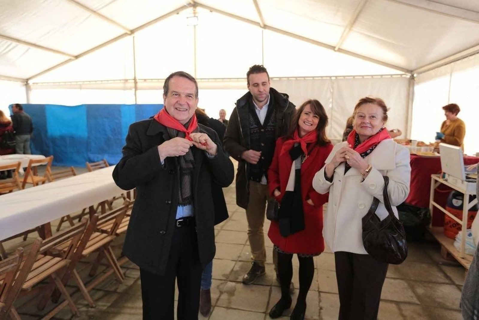 El buen tiempo se alió con la celebración de la fiesta gastronómica por las fiestas de San Amaro dedicada al cocido que contó con la visita del alcalde Abel Caballero, que vistió la pañoleta roja.
