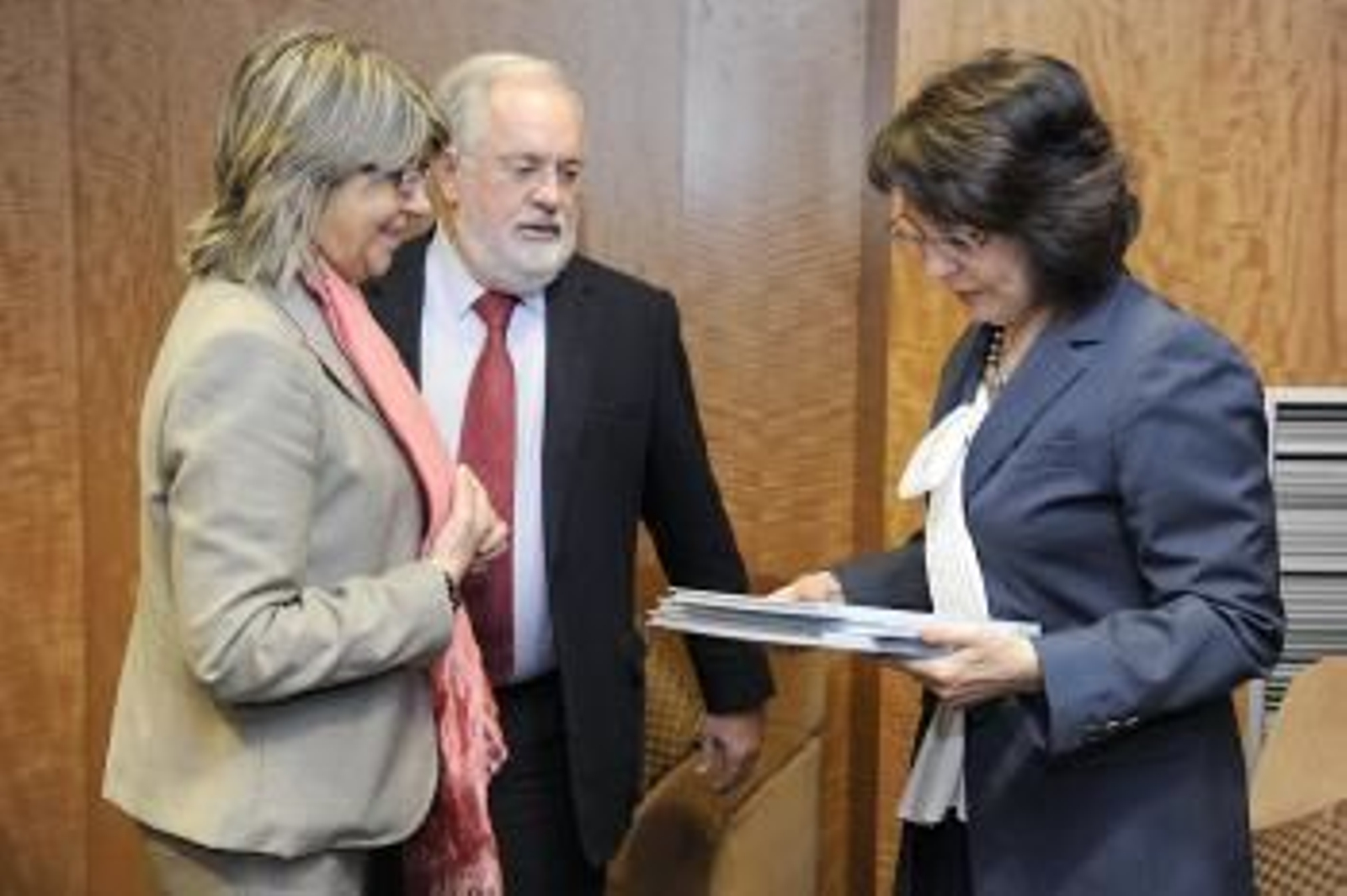 Damanaki ojea la propuesta gallega a la PPC ante la conselleira Quintana y el ministro Arias Cañete.