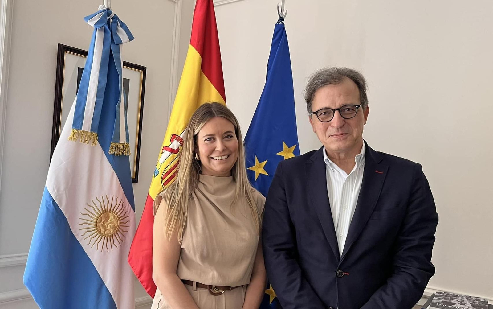 La directora general de Emigración y Políticas de Retorno Olaya Romano, nada más llegar a Argentina se reunía con el cónsul general, José María Ridao.