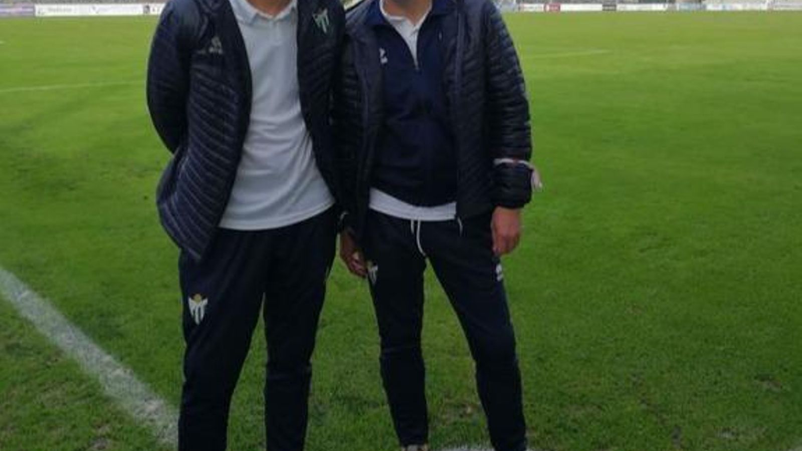 nnn Saludos contantes, bromas y algún que otro abrazo -siempre con mascarilla-. Nadie ha olvidado a los hermanos Montes en O Vao. Su temporada 2018/19, la del debut como tándem en Segunda B, dejó un gran sabor de boca junto a la playa. Un sentimiento que es mutuo. 