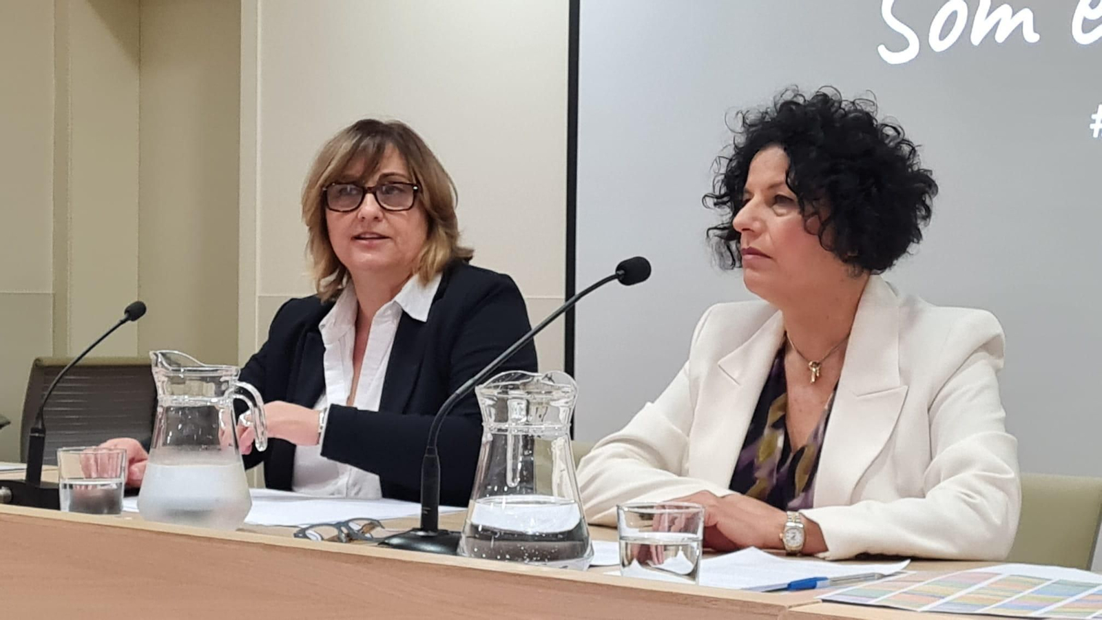 La consellera de Presidència i Administracions Públiques, Antònia Maria Estarellas y la directora general de Relaciones Institucionales y de Relaciones con el Parlament, Xisca Ramis (derecha) durante la presentación de las actividades conmemorativas de la Diada.