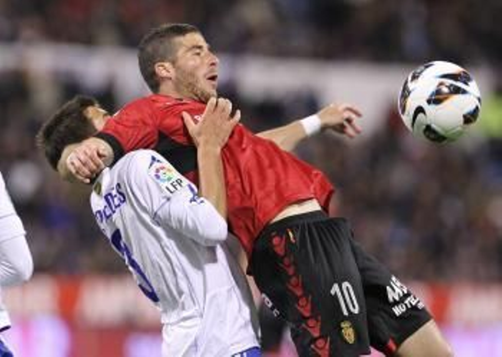 Hemed cae sobre el zaragocista Paredes mientras trata de controlar un balón, ayer en La Romareda.
