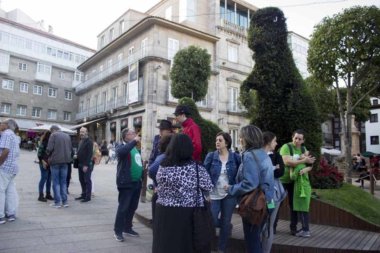 Miembros de la PAH y otros colectivos se concentraron ayer en la Porta do Sol.
