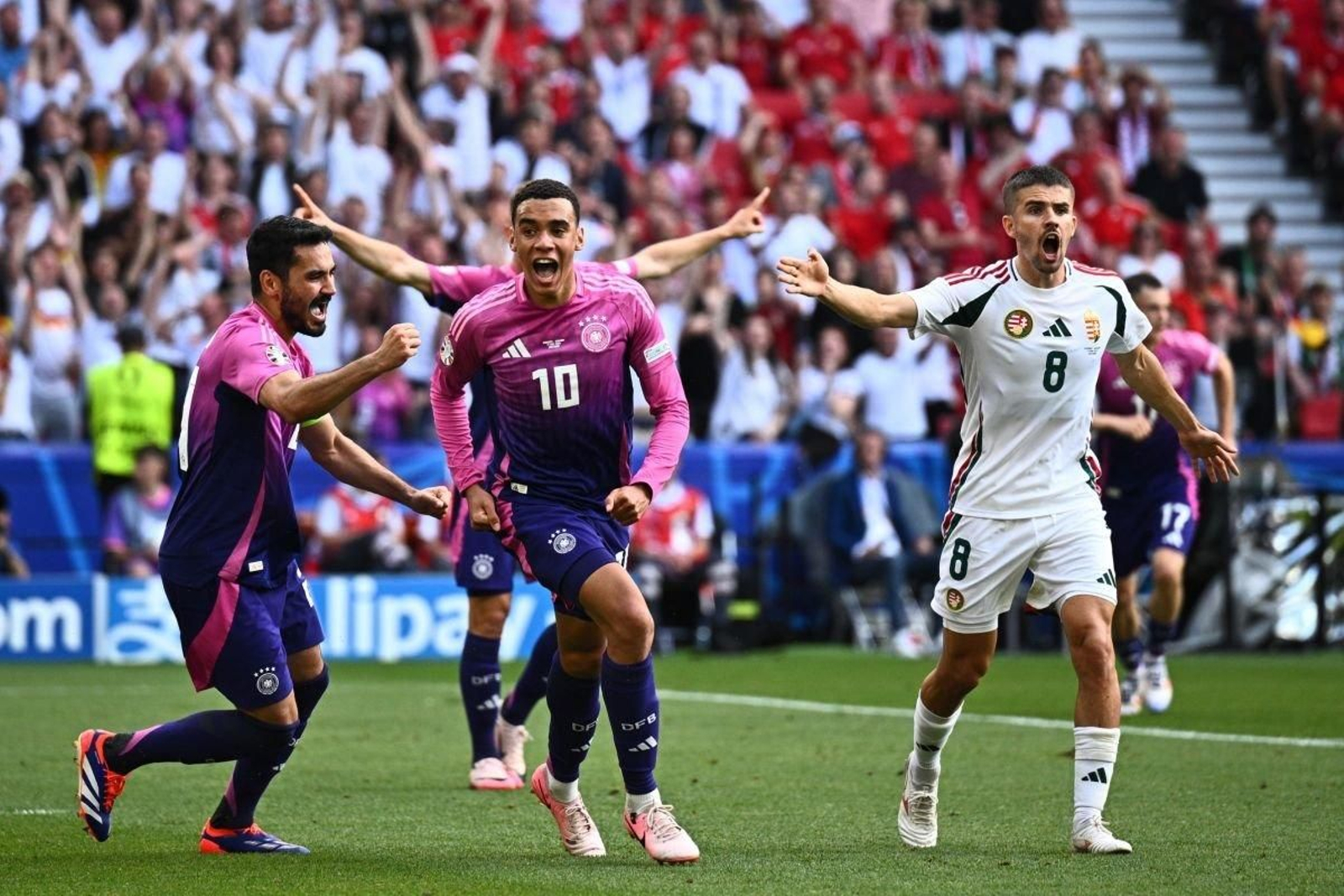 Gündogan y Musiala, autores de los goles de Alemania, celebran ante la protesta del húngaro Nagy.