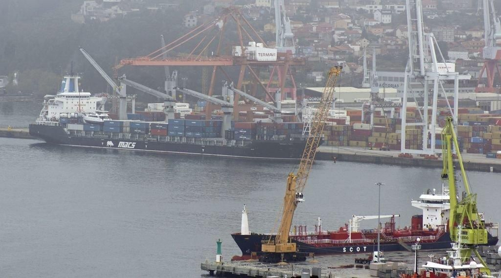Un carguero esta semana con contenedores  para la exportación desde la terminal de Guixar.