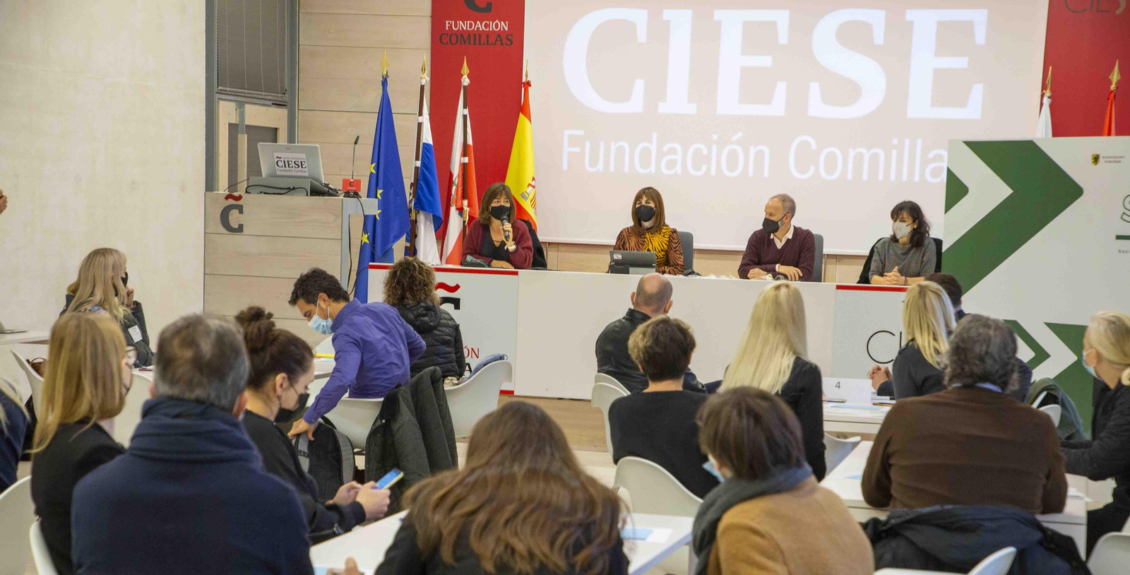 La consejera de Empleo y Políticas Sociales, Ana Belén Álvarez, con la delegación de Letonia y Polonia