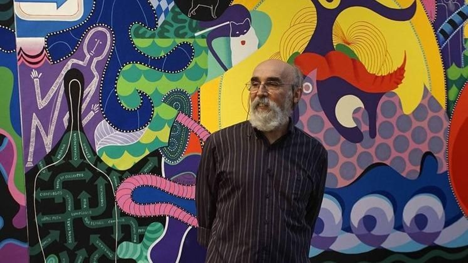 Nelson Villalobos (nombre artístico Villalobo, sin s), ante una de las obras de la serie “Jardín de mamá” (2009), en el Museo do Mar hasta el 29 de julio.