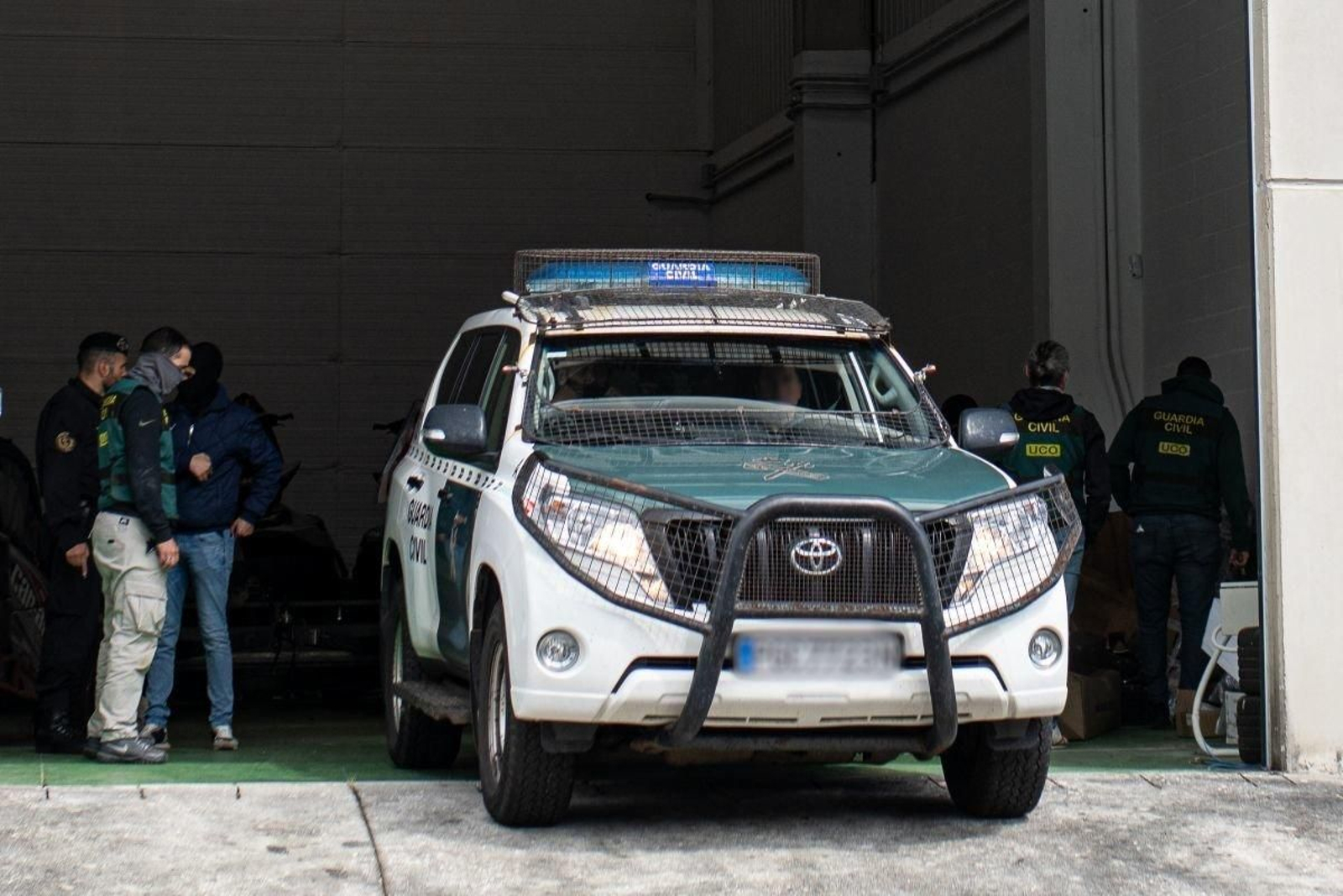 Operativo de la Guardia Civil en el polígono industrial Sete Pías, en Barrantes, Ribadumia.