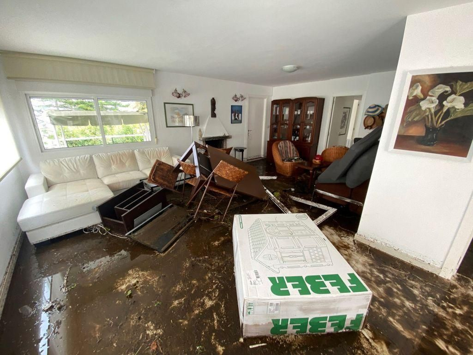 Aspecto que presentaba el salón de una de las viviendas afectadas tras el paso del agua.