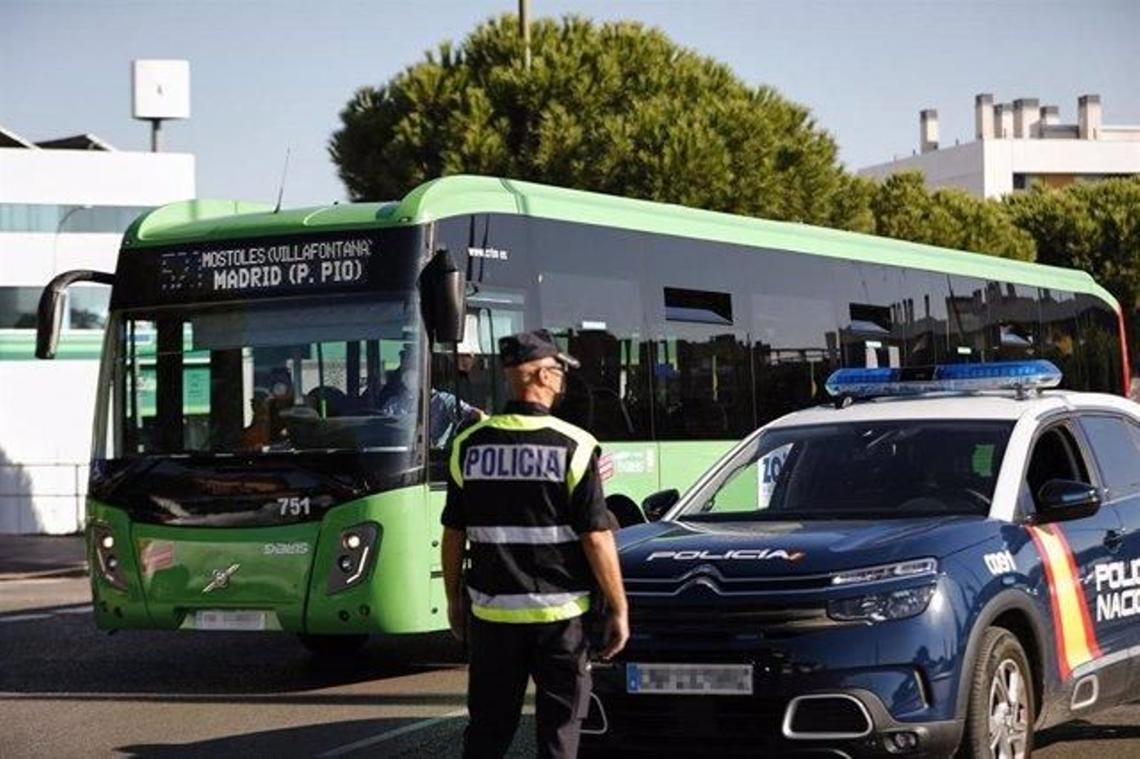 Un agente de la Policía Nacional durante un control policial en una calle de Móstoles, Madrid