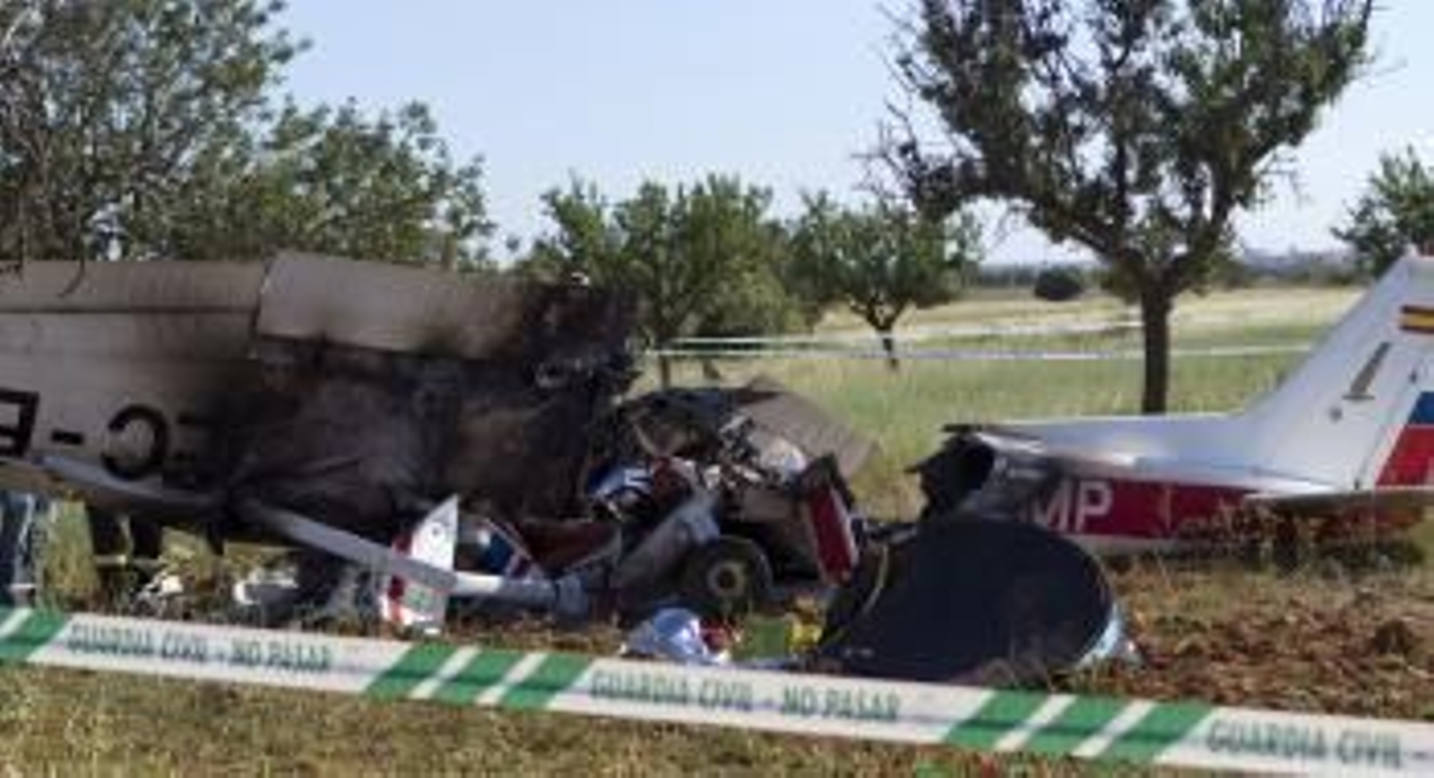 Vista del lugar en el que una avioneta se ha estrellado en una zona sin viviendas en el municipio de Marratxí y en el que tres de sus cuatro ocupantes han fallecido. (Foto: EFE)
