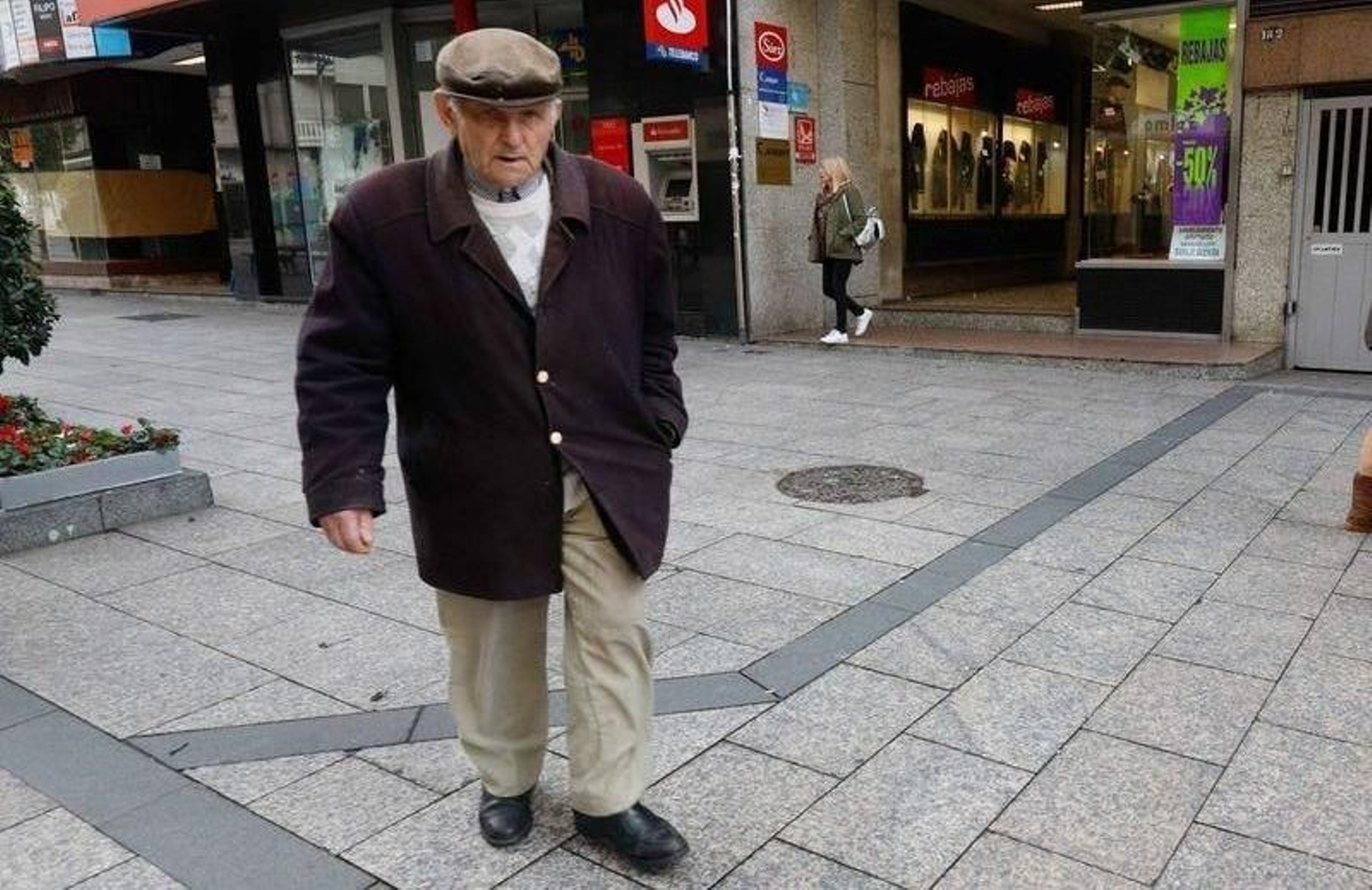 El octogenario rayacoches, conocido como "El Palillero".