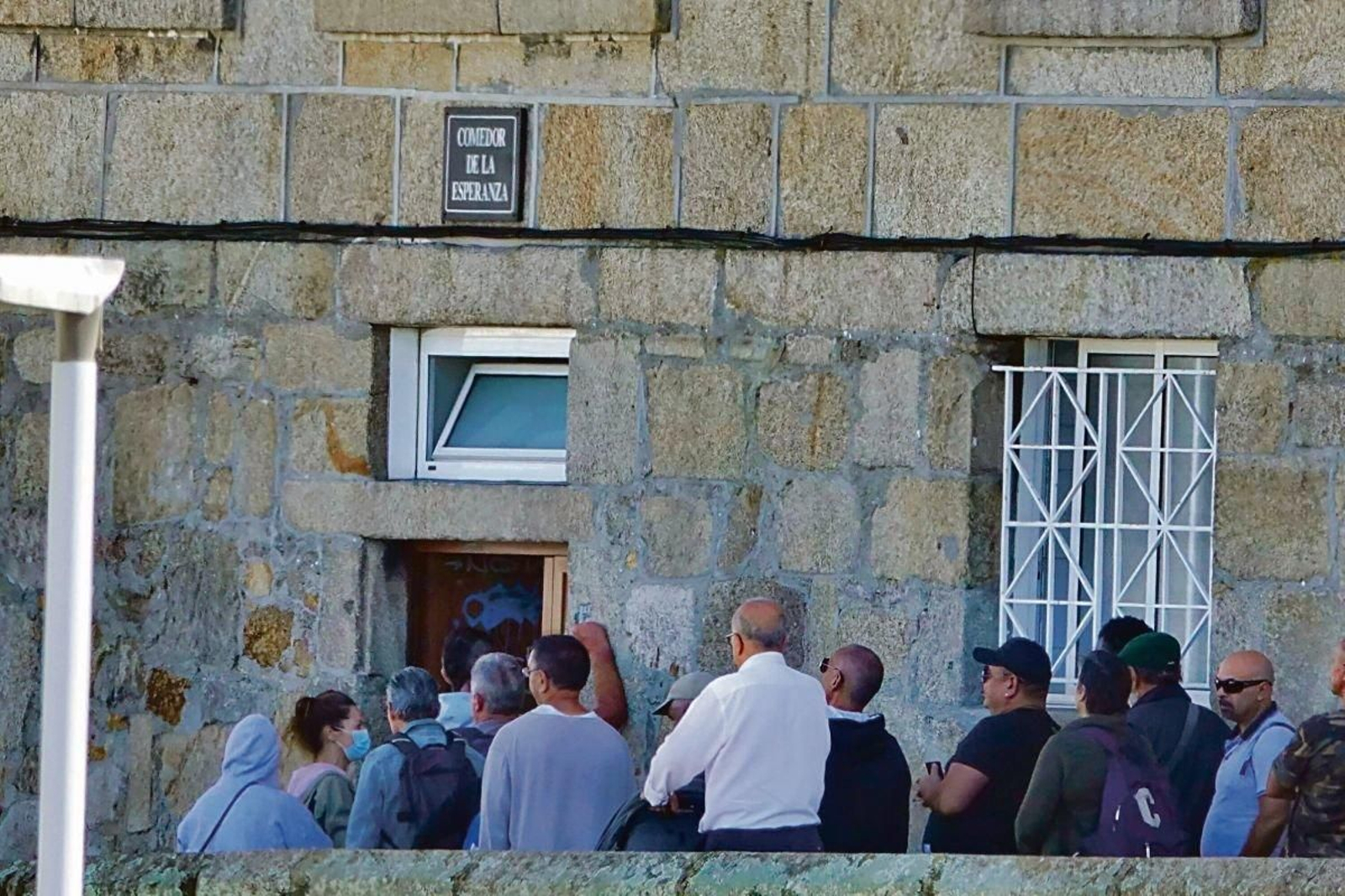 Imagen de archivo de las colas que se registran cada día en el Comedor de la Esperanza de O Berbés.