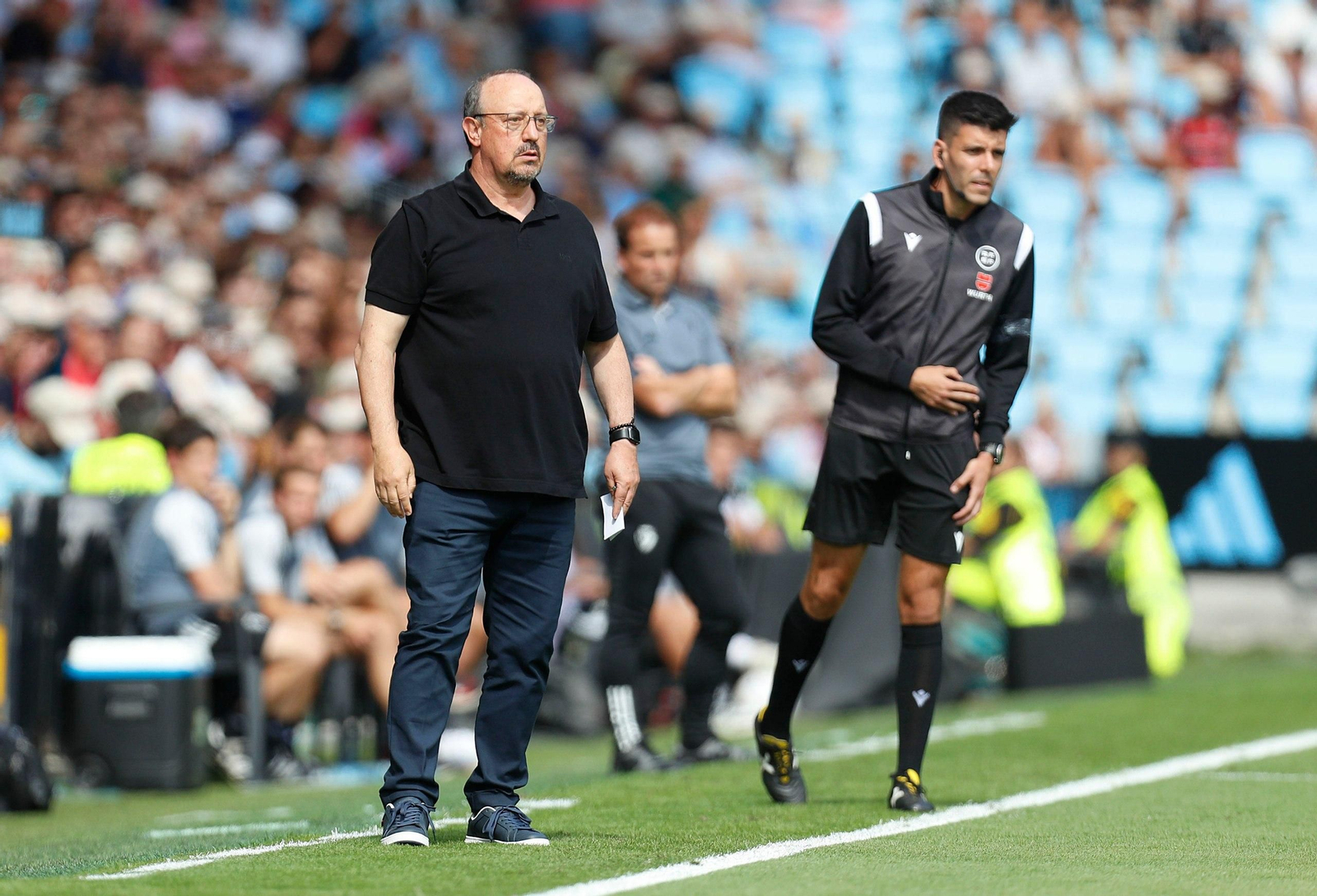 El entrenador del Celta, Rafa Benítez, analiza el juego.