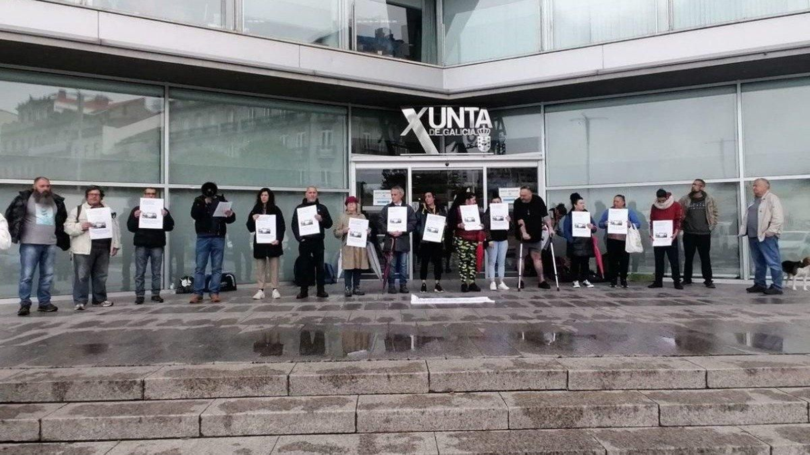Un momento de la concentración frente a la Xunta, a la que pidieron intervenir.